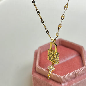 Luxurious Design Zircon Titanium Steel Small Lock Necklace